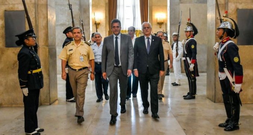 Taiana y Massa anunciaron aumentos salariales adicionales para las FF.AA 