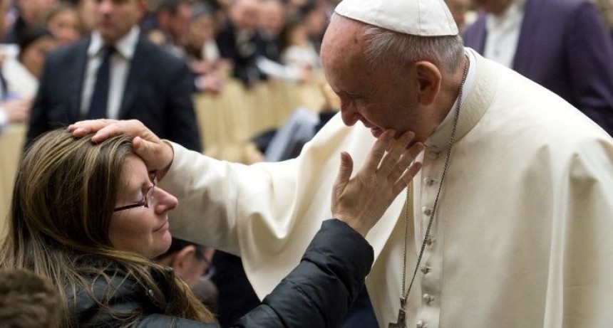   Francisco tiene una infección respiratoria y quedará internado “varios días”, anunció el Vaticano