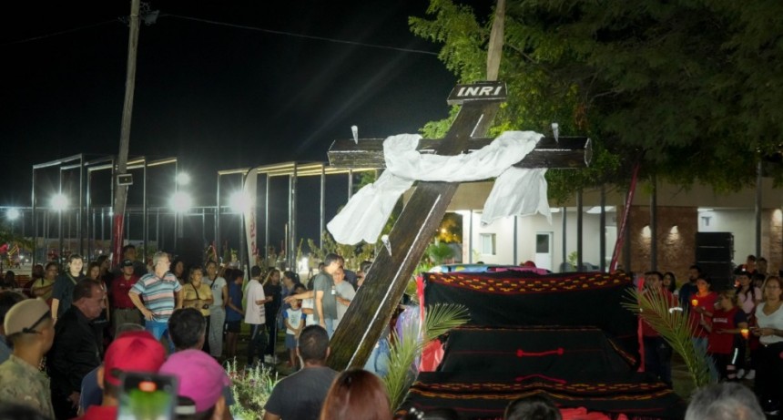 Tras masiva peregrinación, entronizan la Cruz con el Santo Sudario en el Parque Norte 