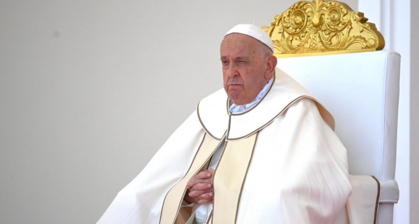 El Papa Francisco lucha por su vida