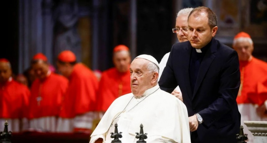 Vaticano informó que Francisco sigue en estado crítico