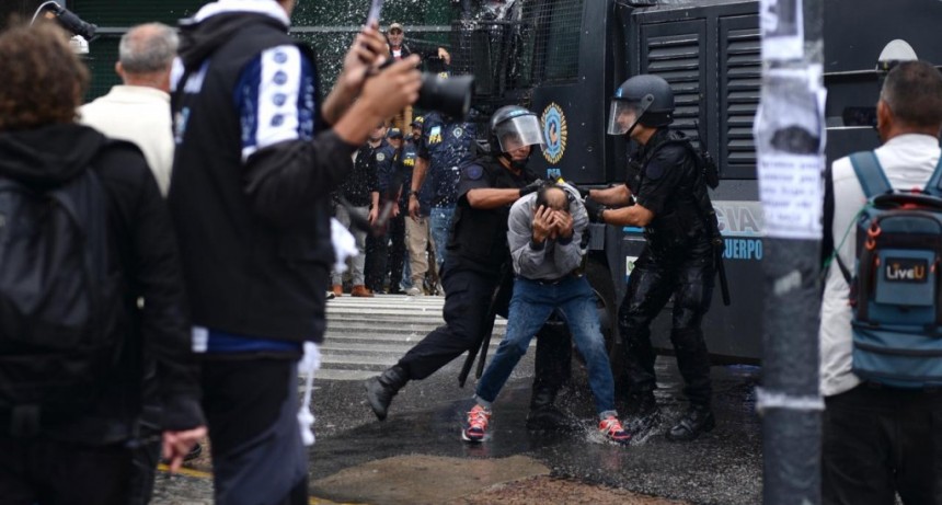 Marcha de los jubilados con gravísimos ataques de la policía a los manifestantes