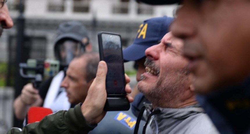 Guillermo Francos y Patricia Bullrich justifican la agresión a la jubilada y al fotógrafo al atribuir la autoría de la marcha al 
