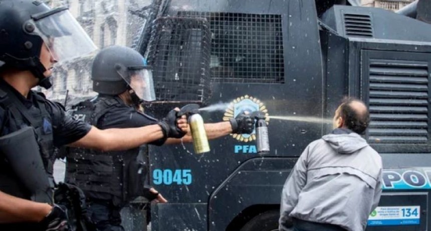 Dato: un gas pimienta vale casi lo mismo que el sueldo de un jubilado