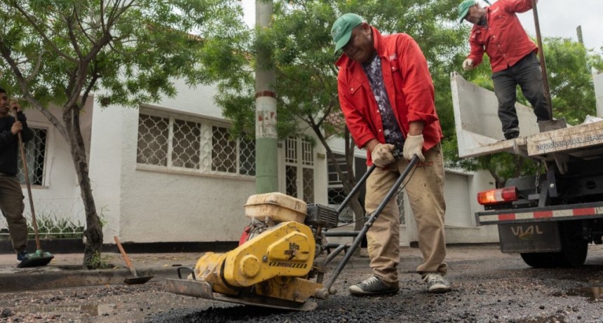 Municipio continúa desplegando operativos de bacheo en el macro y microcentro