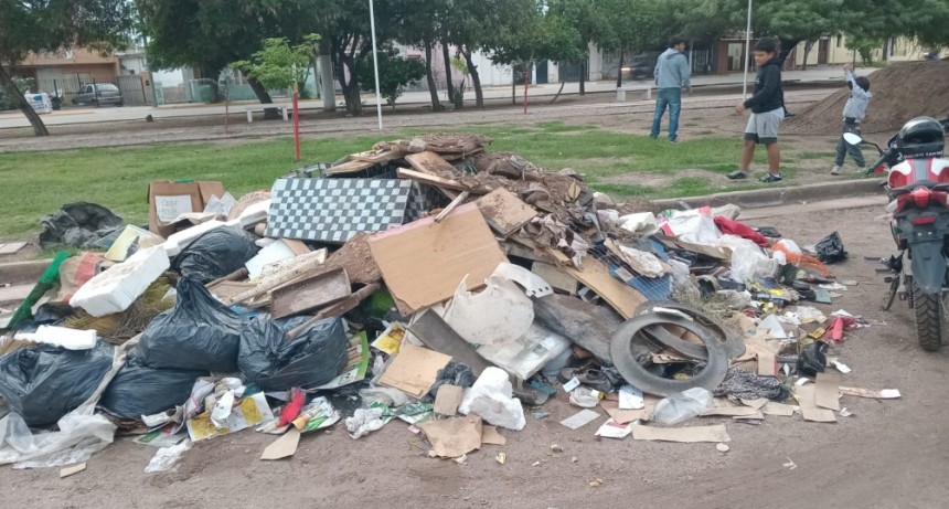 Multan a un ciudadano capitalino por arrojar basura en un predio limpiado recientemente