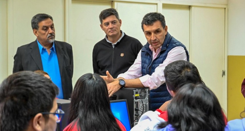 Se realizó la entrega de computadoras para escuelas técnicas de la provincia