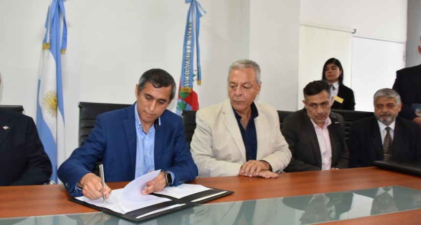 Municipalidad capitalina firmó convenio con UNIR 