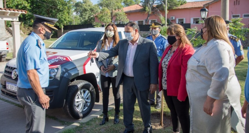  Quintela entregó vehículo y handies al Servicio Penitenciario