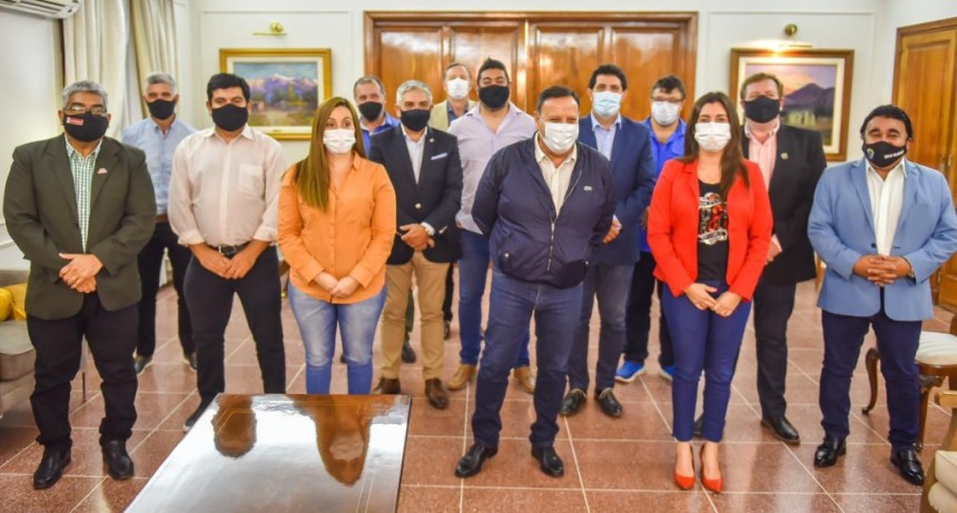 El gobierno provincial asiste a los productores olivícolas para levantar la cosecha