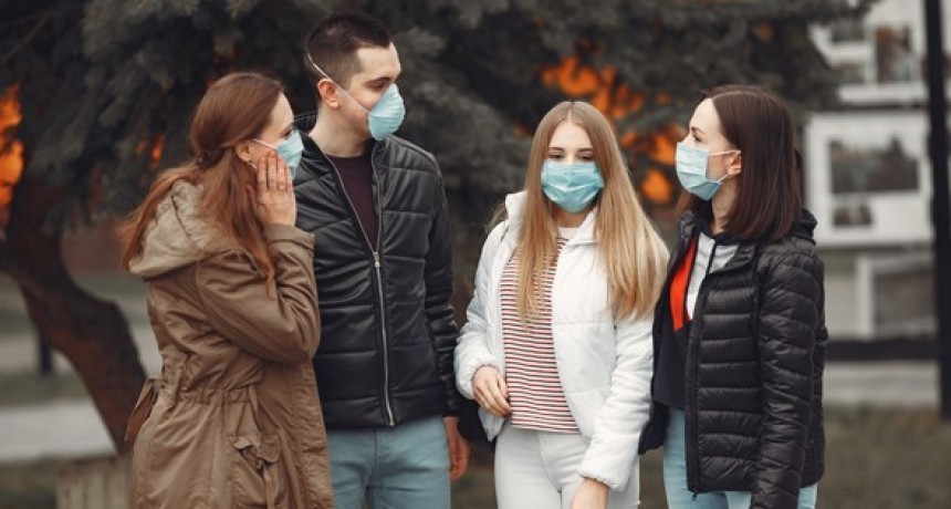 Los jóvenes que contrajeron COVID-19 no son inmunes y se pueden volver a contagiar