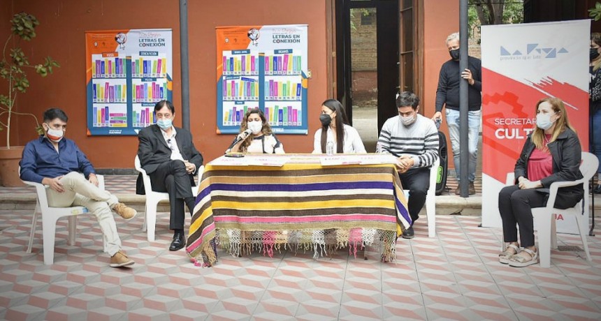 Dia del Libro: entregan bibliotecas digitales para que más riojanos accedan a la lectura 