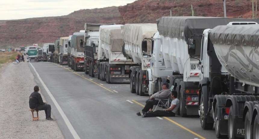 Transportistas se encuentran varados en el sur argentino por protesta de camioneros chilenos