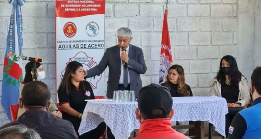 El gobierno provincial entregó un reconocimiento a la primera mujer a cargo del cuartel de Bomberos Voluntarios “Águilas de Acero” 