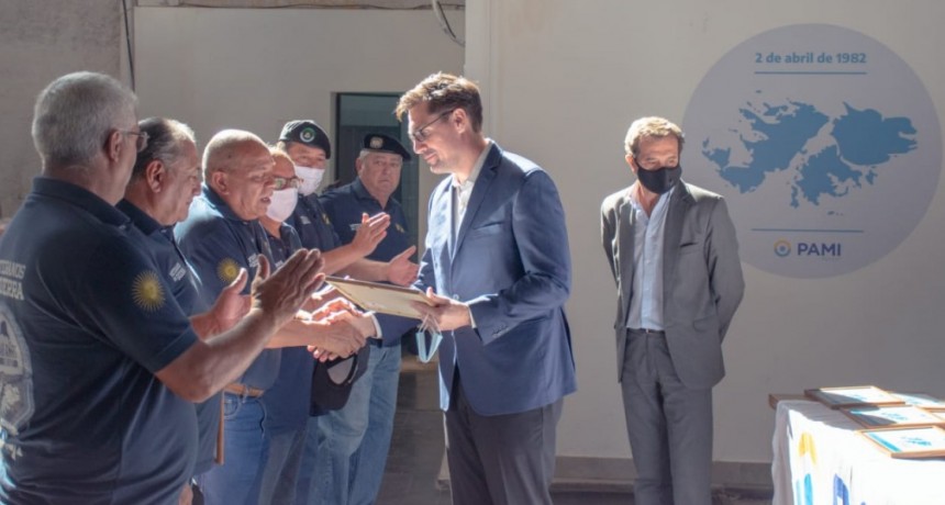 El jefe de Gabinete participó del homenaje a excombatientes de Malvinas afiliados al PAMI 