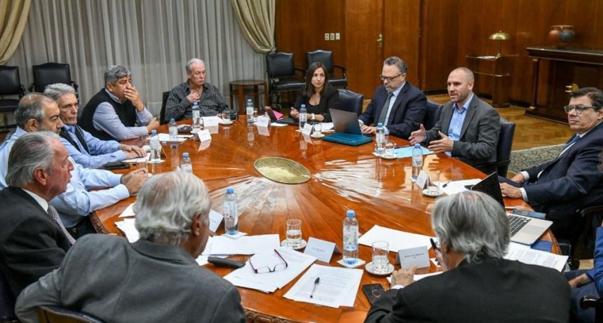Gobierno, CGT y la UIA acordaron adelantar paritarias y poner en marcha una canasta alimentaria