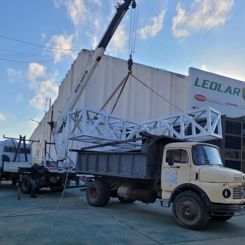Ledlar trabajó en la construcción de la nueva cruz del dique La Aguadita
