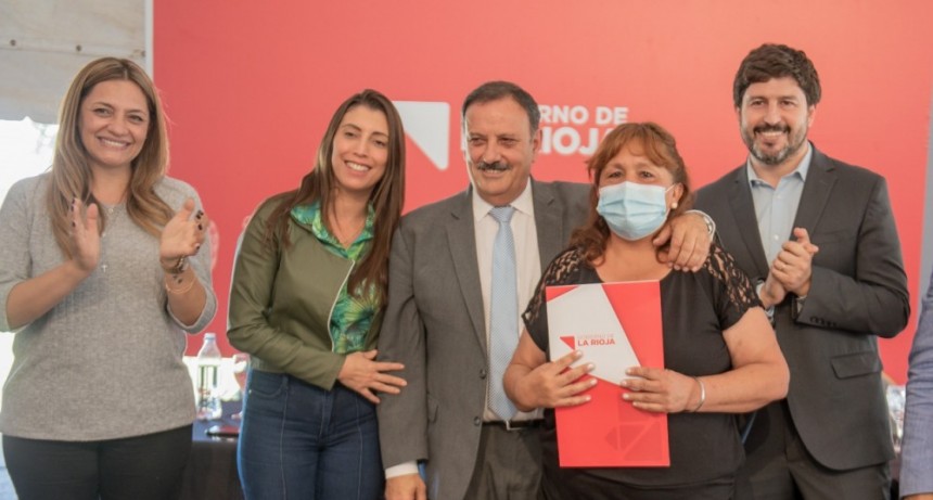 El gobernador entregó nuevos decretos de pase a planta a trabajadores del Ministerio de Trabajo, Empleo e Industria. 