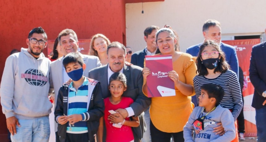 San Blas de los Sauces: Quintela entregó viviendas y anunció la construcción de 50 nuevas unidades habitacionales 
