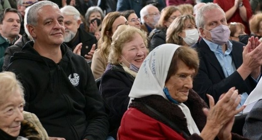 Emotivo homenaje en la ex ESMA para las Madres de Plaza de Mayo