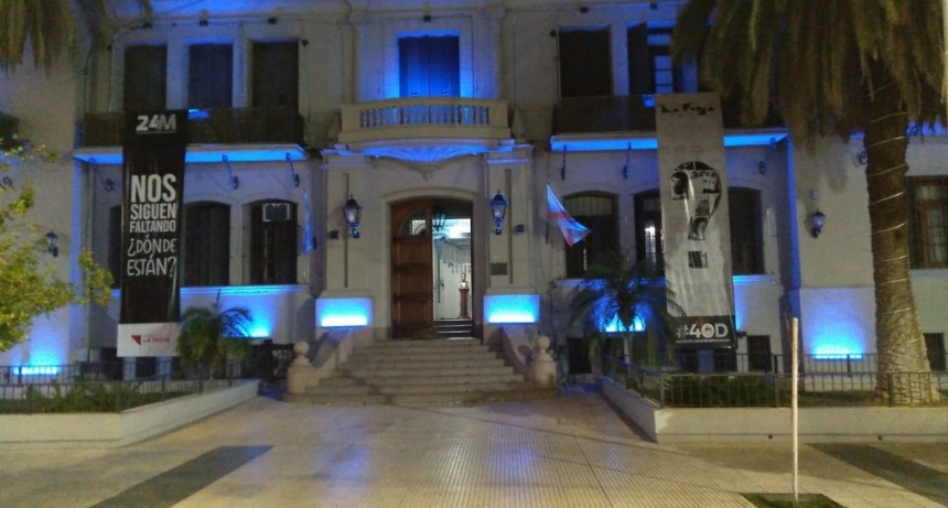 La Casa de Gobierno se iluminó de azul en homenaje a excombatientes de Malvinas 
