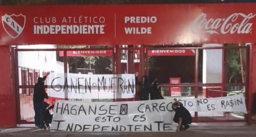 Crisis en Independiente: Hinchas dejan banderas con duras amenazas