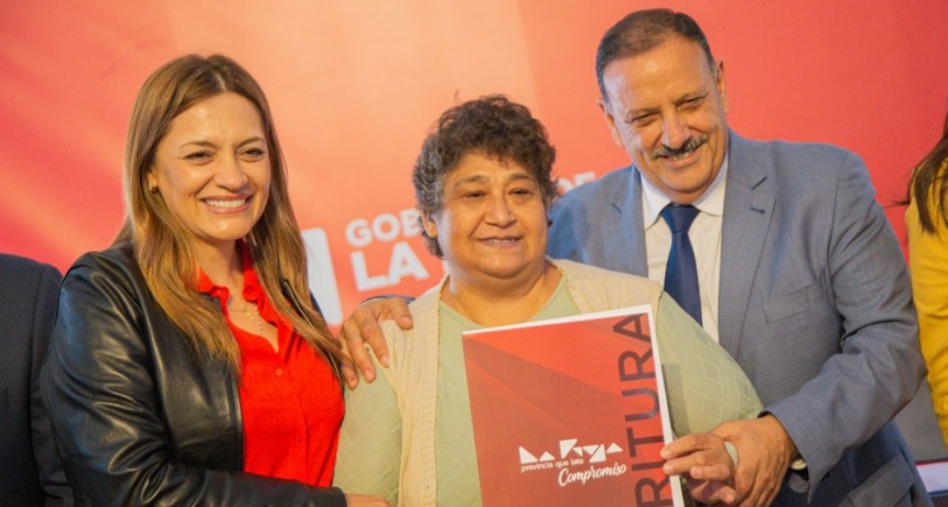 Familias de distintos barrios de la capital recibieron escrituras de sus viviendas