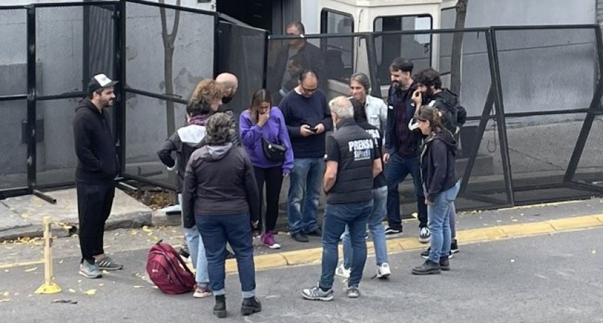 De madrugada, por mail, Clarin despidió a 48 trabajadores y trabajadoras de prensa