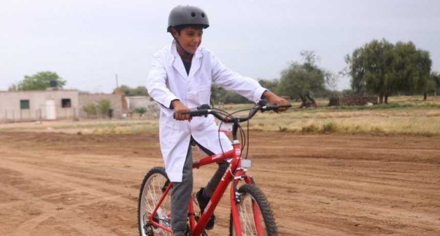 Quintela en Ulapes: Entregó bicis a niñas y niños de escuelas rurales