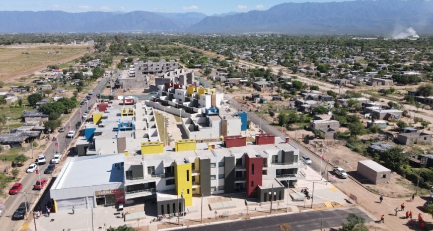   Quintela entregó las primeras viviendas en altura, únicas en el país por su modelo y construcción