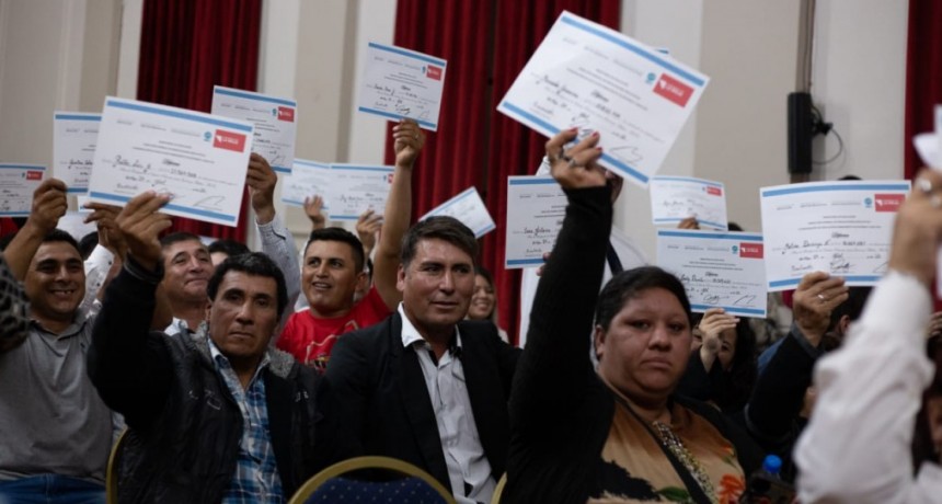 Más de 70 graduados y graduadas del Plan Fines recibieron sus diplomas