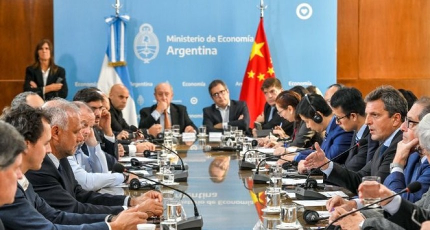 Anuncio de Massa: Argentina deja de pagar importaciones de China en dólares y pasa a yuanes 