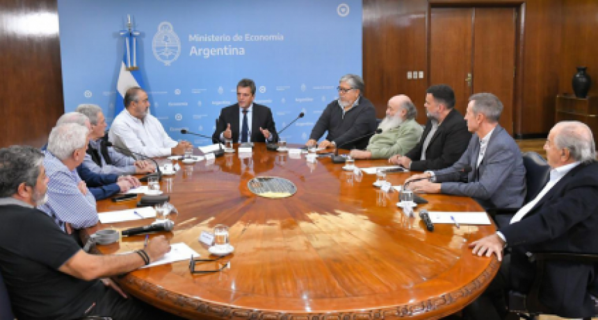 Massa convocó a un acuerdo de precios y salarios por 90 días para estabilizar la economía