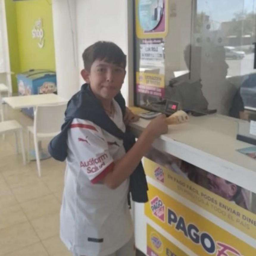 Un niño de 12 años vendió sus botines para ayudar a Independiente