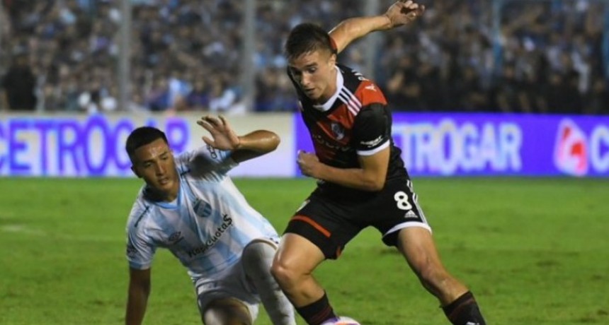 Con suplentes y un expulsado, River logró empatar en Tucumán