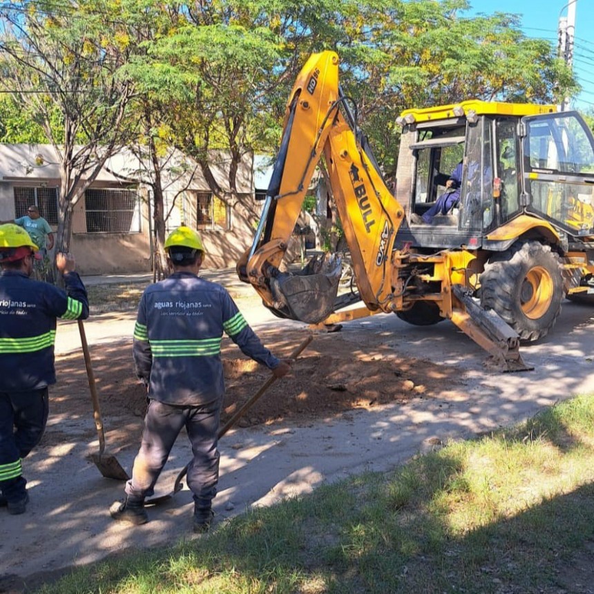 Aguas Riojanas realiza obra de renovación total de la red de agua en el barrio 20 de Mayo 