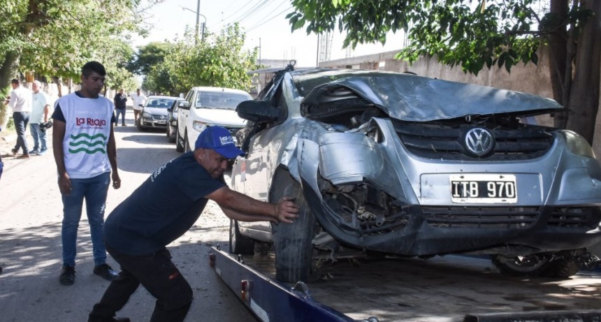 En distintos barrios de la ciudad continúan los operativos de erradicación de autos abandonados  