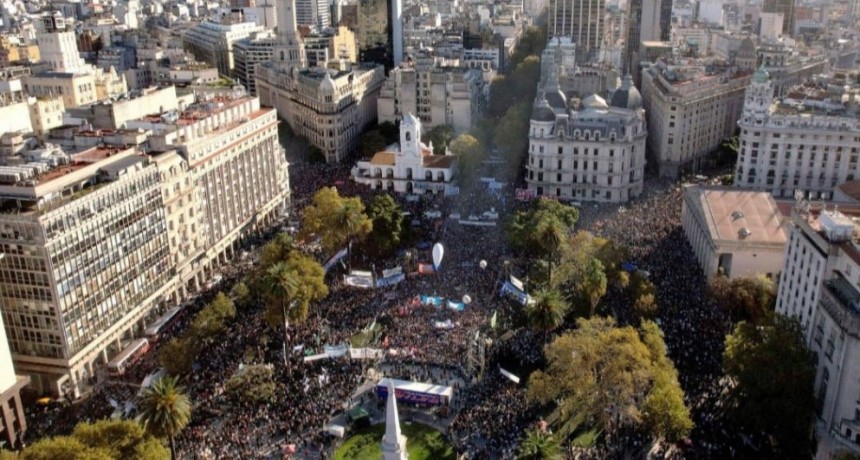 Multitudinarias marchas en todo el pais en defensa de la universidad pública