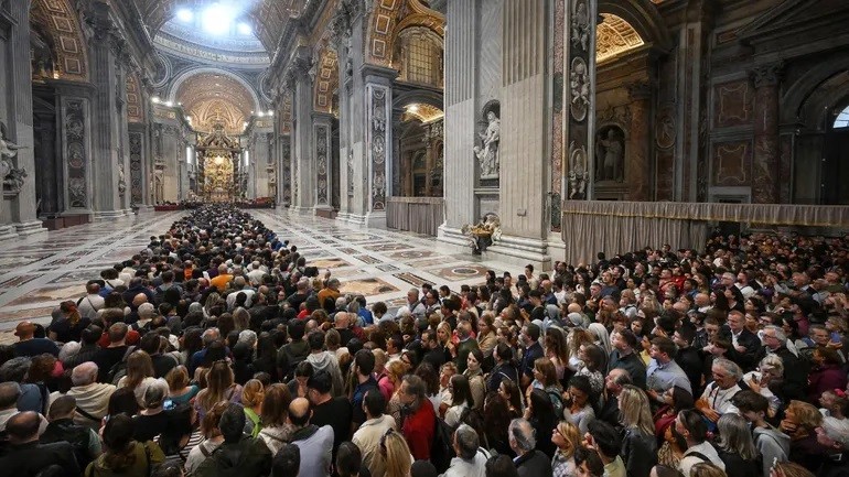  Más de 100.000 fieles participaron en los primeros dos días de exequias del papa Francisco