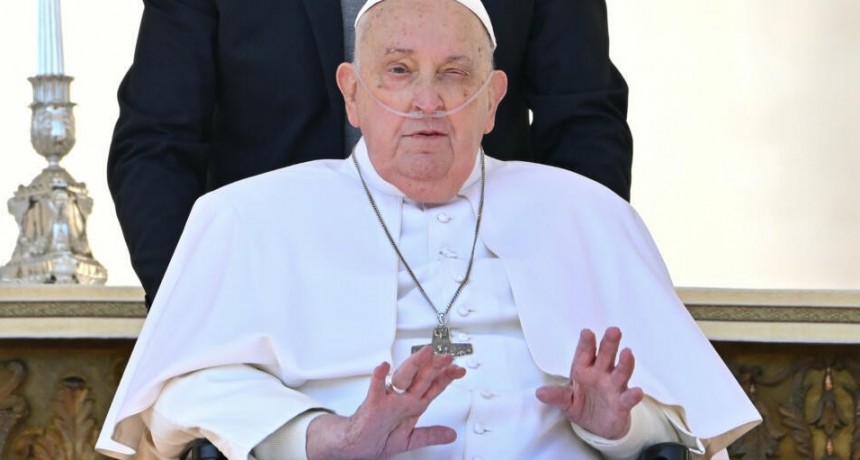 El Papa reapareció este domingo en la Plaza San Pedro