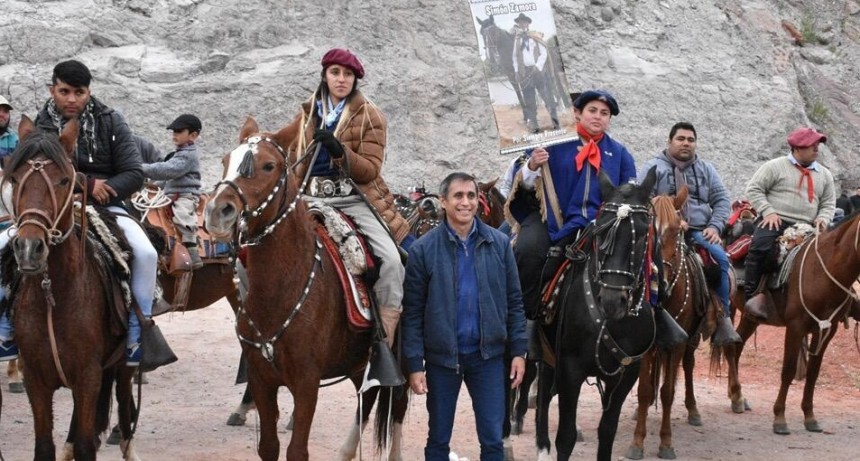 Paredes Urquiza recibió a agrupaciones gauchas