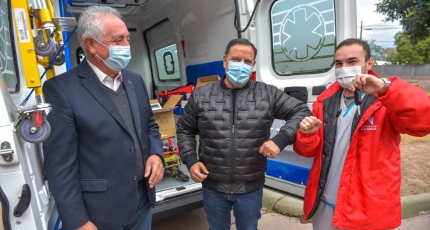 El Gobierno provincial entregó ambulancias al Servicio de Emergencias 107