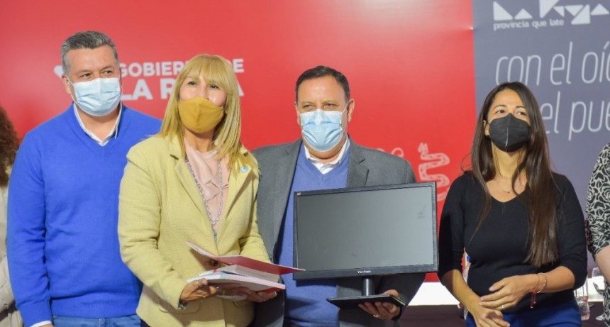 Quintela entregó computadoras y bibliotecas digitales a las áreas de Culturas municipal