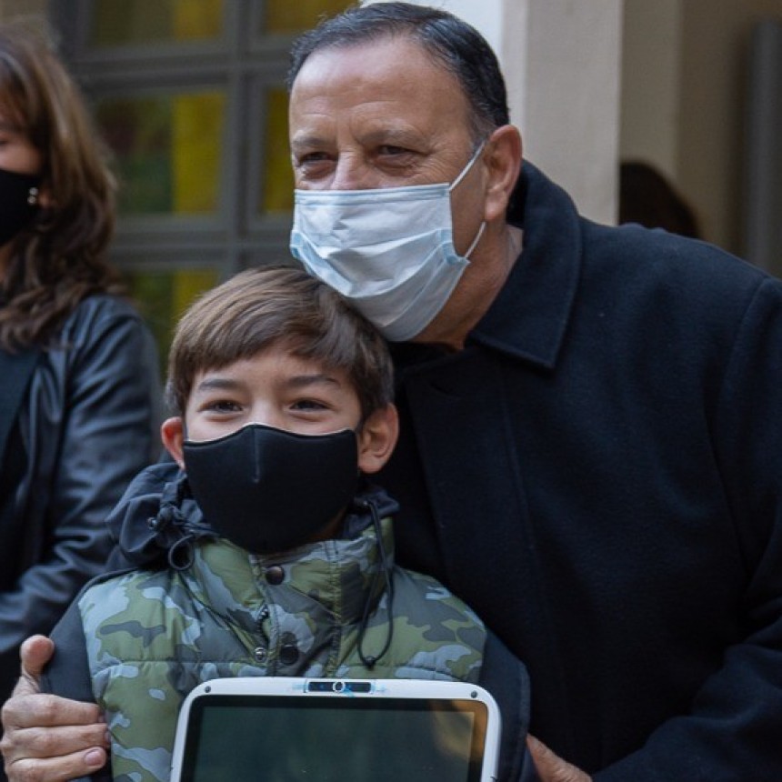 Quintela entregó computadoras en la Escuela Municipal Juan Domingo Perón