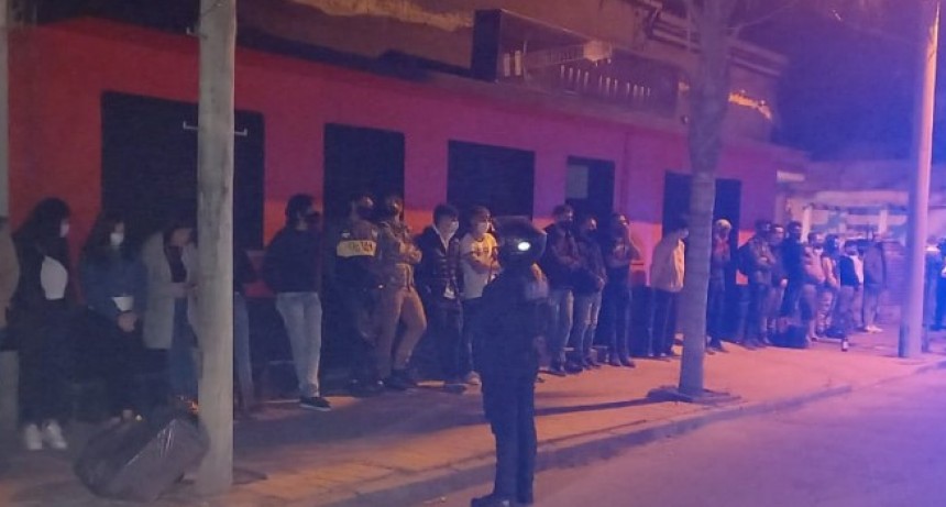 Una veintena de detenidos en un bar pool por violar medidas en emergencia sanitaria
