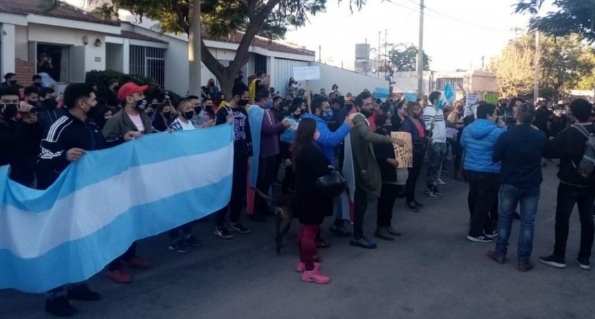 Diputados del PJ repudiaron la manifestación en la casa del gobernador Quintela