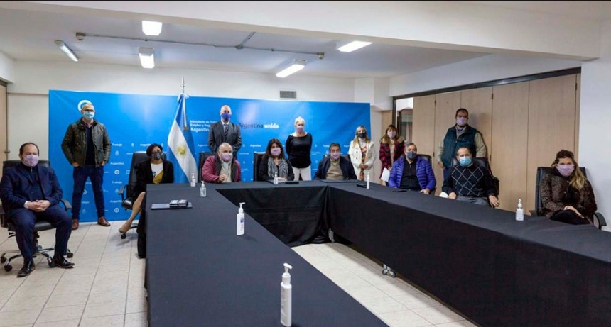El Gobierno acordó un aumento del 35% en seis tramos para los empleados estatales nacionales