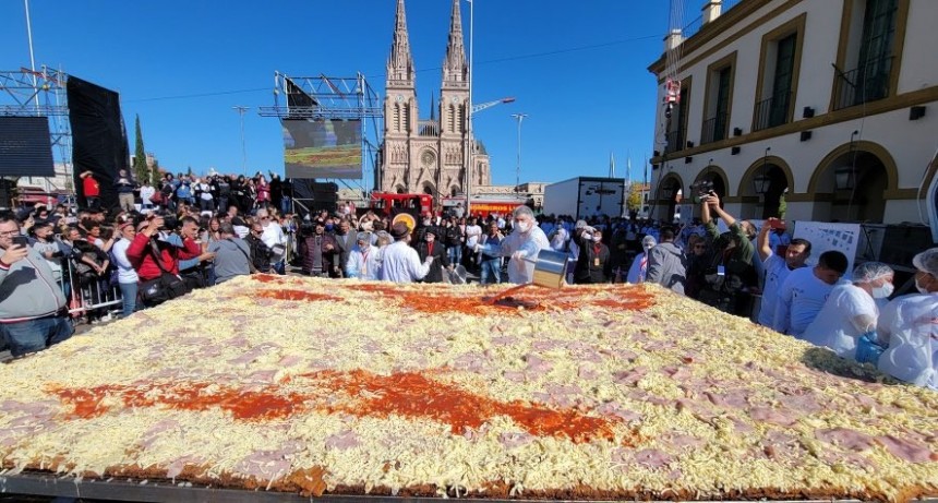 Cocinaron la milanesa a la napolitana 