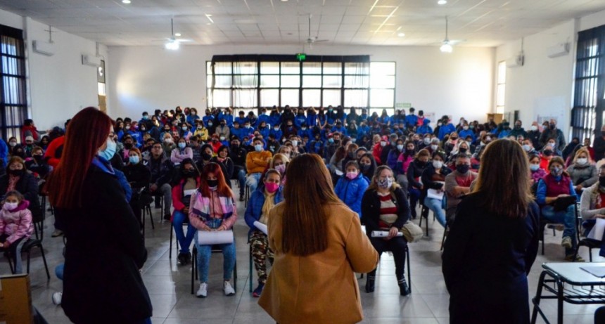 Educación entregó computadoras en la Escuela Polivalente