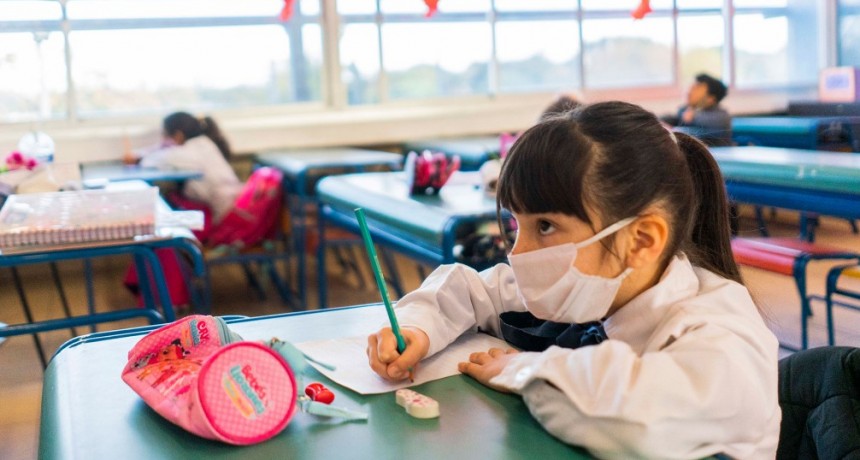 Alertan sobre una suba de casos de Covid-19 en escuelas y piden por la vuelta del barbijo